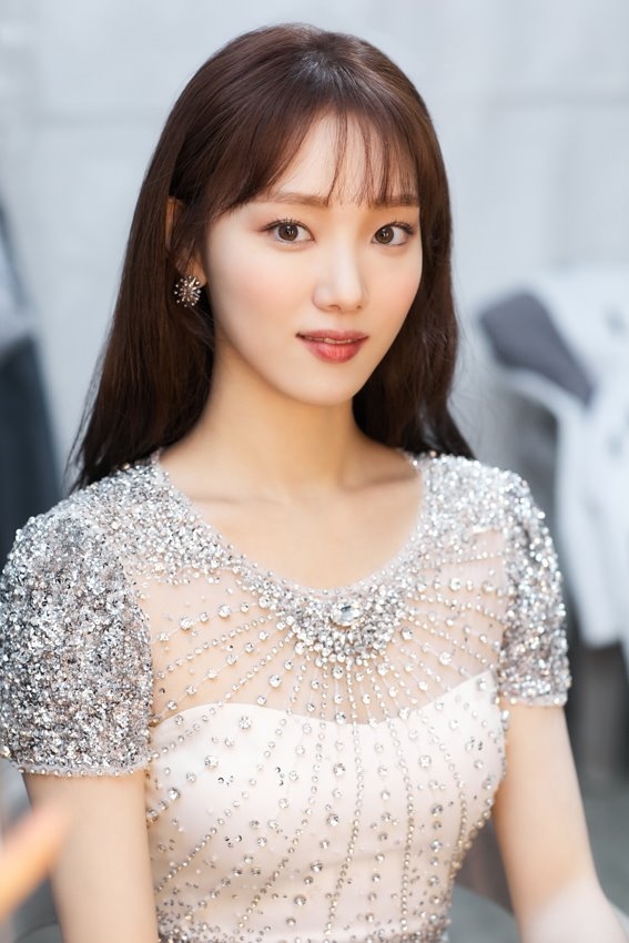 Lee Sung Kyung đẹp từ sân khấu tới hậu trường trong loạt ảnh mới