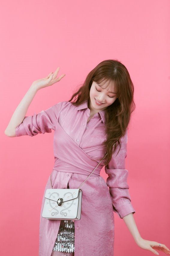 Lee Sung Kyung đẹp từ sân khấu tới hậu trường trong loạt ảnh mới