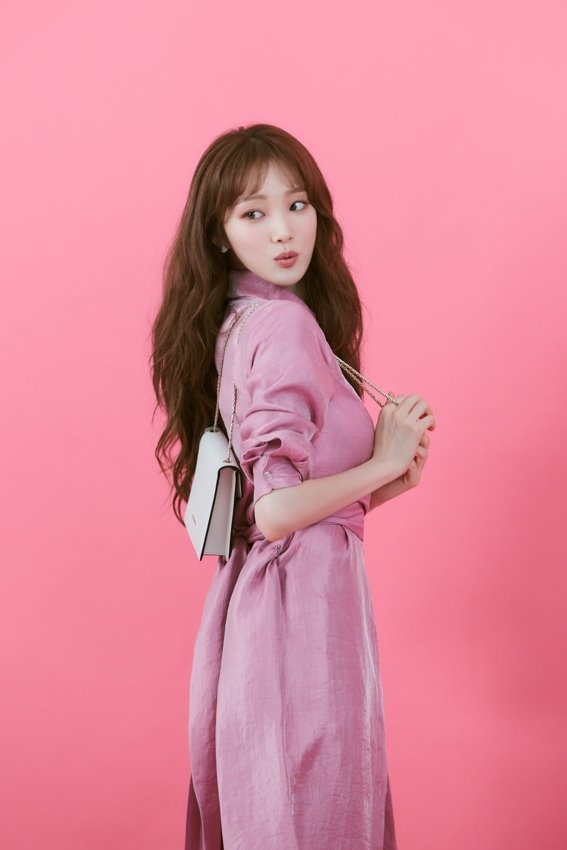 Lee Sung Kyung đẹp từ sân khấu tới hậu trường trong loạt ảnh mới