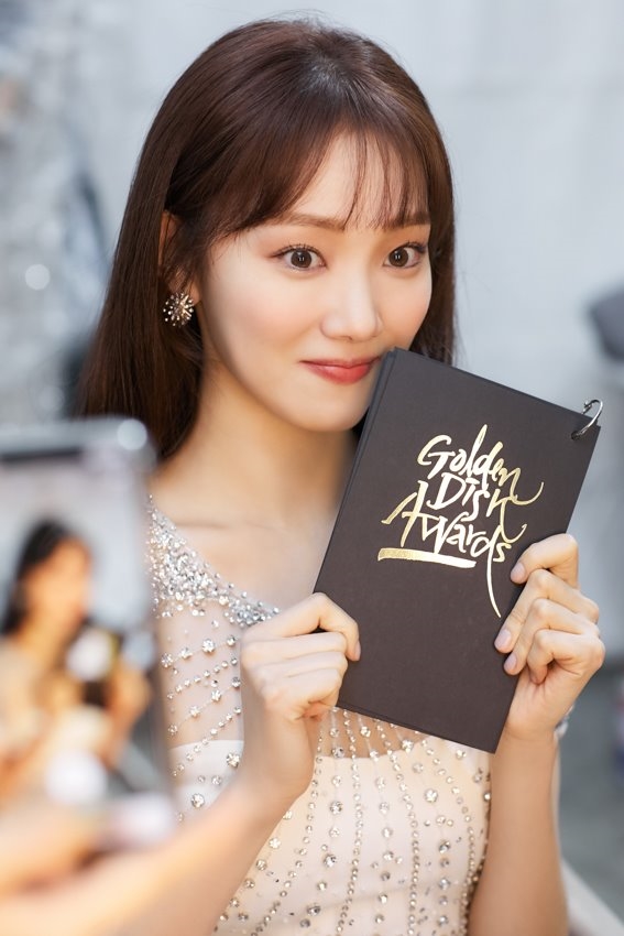 Lee Sung Kyung đẹp từ sân khấu tới hậu trường trong loạt ảnh mới