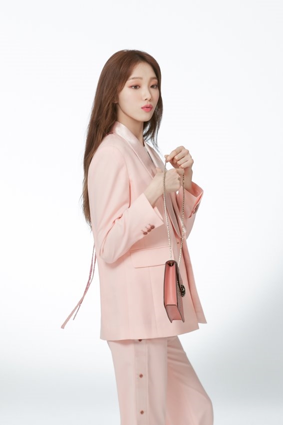 Lee Sung Kyung đẹp từ sân khấu tới hậu trường trong loạt ảnh mới