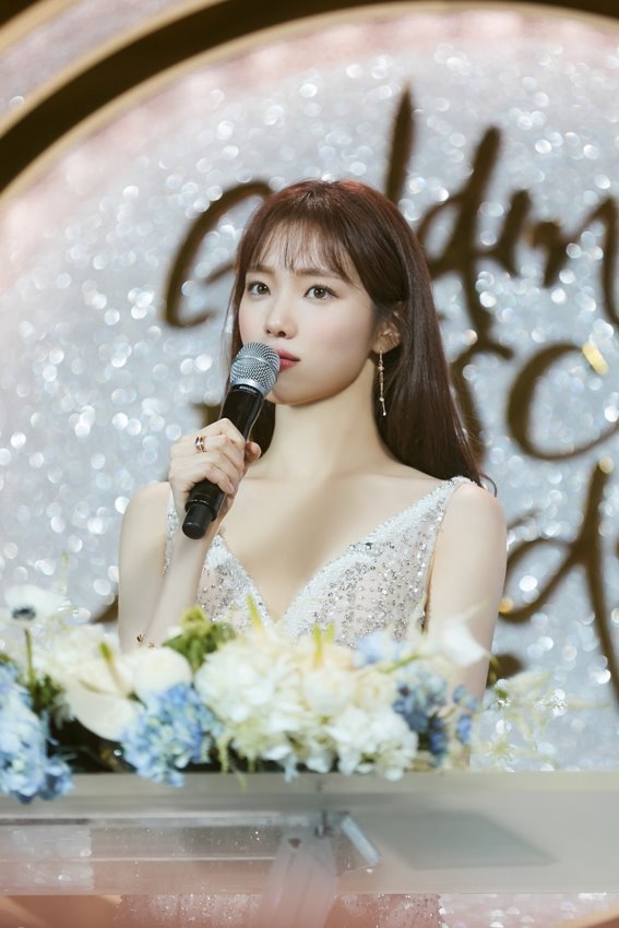Lee Sung Kyung đẹp từ sân khấu tới hậu trường trong loạt ảnh mới
