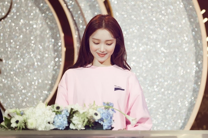 Lee Sung Kyung đẹp từ sân khấu tới hậu trường trong loạt ảnh mới