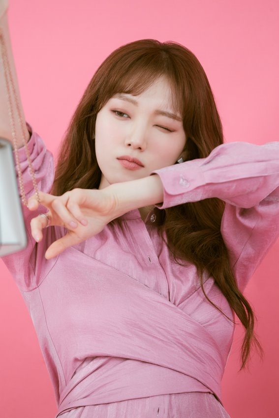 Lee Sung Kyung đẹp từ sân khấu tới hậu trường trong loạt ảnh mới