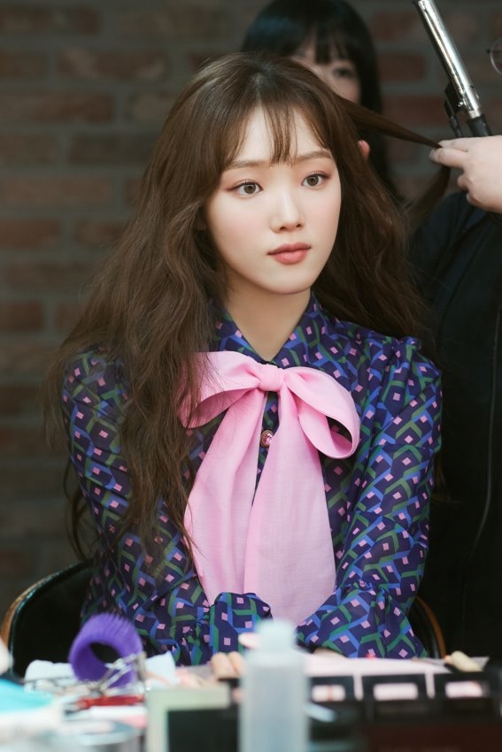 Lee Sung Kyung đẹp từ sân khấu tới hậu trường trong loạt ảnh mới