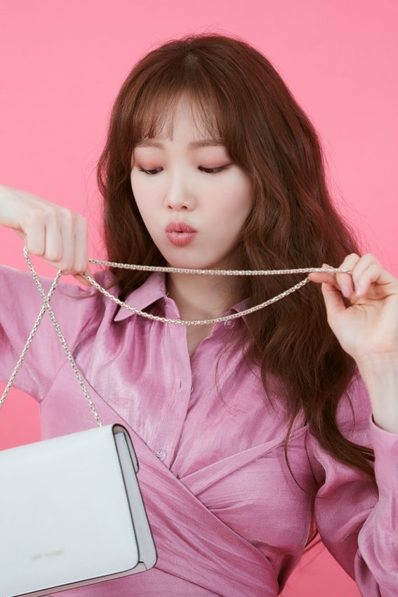 Lee Sung Kyung đẹp từ sân khấu tới hậu trường trong loạt ảnh mới
