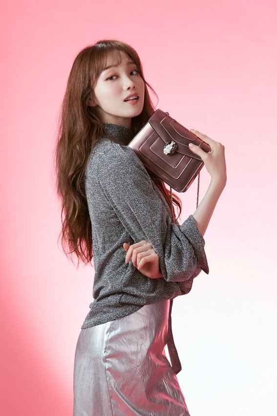 Lee Sung Kyung đẹp từ sân khấu tới hậu trường trong loạt ảnh mới
