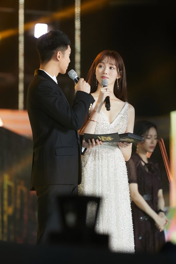 Lee Sung Kyung đẹp từ sân khấu tới hậu trường trong loạt ảnh mới