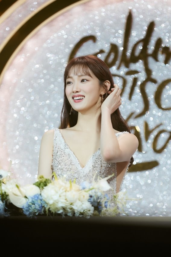 Lee Sung Kyung đẹp từ sân khấu tới hậu trường trong loạt ảnh mới