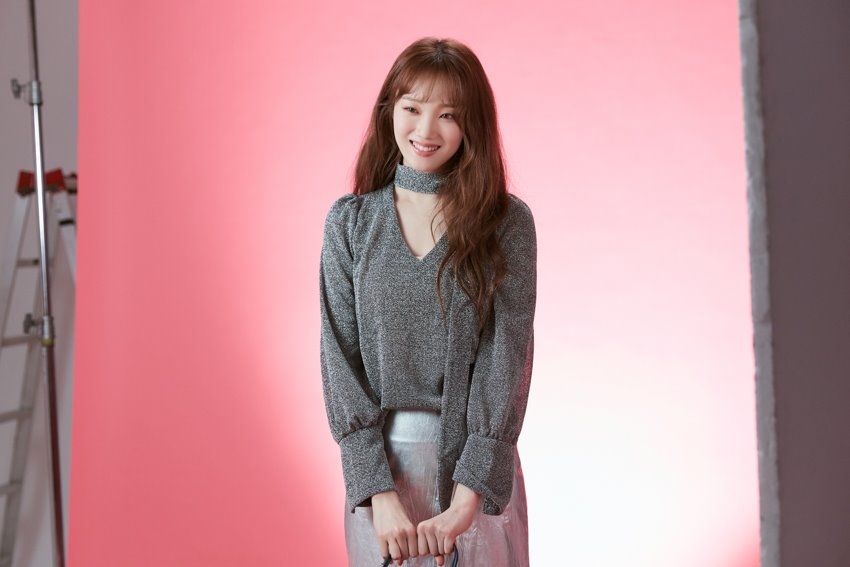 Lee Sung Kyung đẹp từ sân khấu tới hậu trường trong loạt ảnh mới