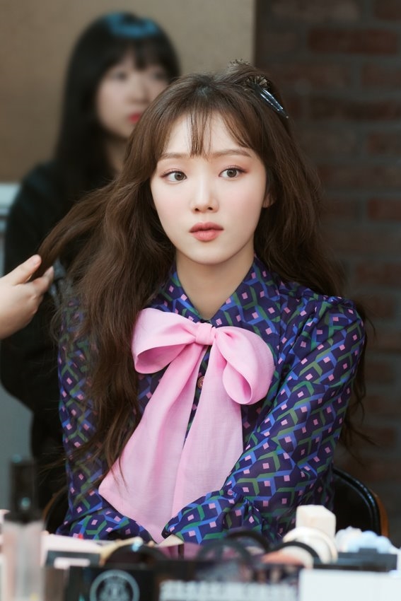 Lee Sung Kyung đẹp từ sân khấu tới hậu trường trong loạt ảnh mới