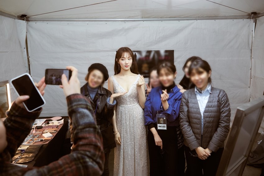 Lee Sung Kyung đẹp từ sân khấu tới hậu trường trong loạt ảnh mới