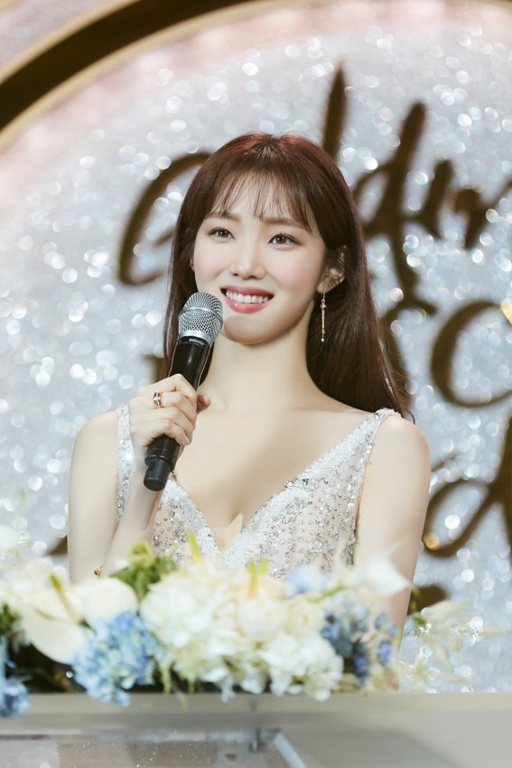 Lee Sung Kyung đẹp từ sân khấu tới hậu trường trong loạt ảnh mới
