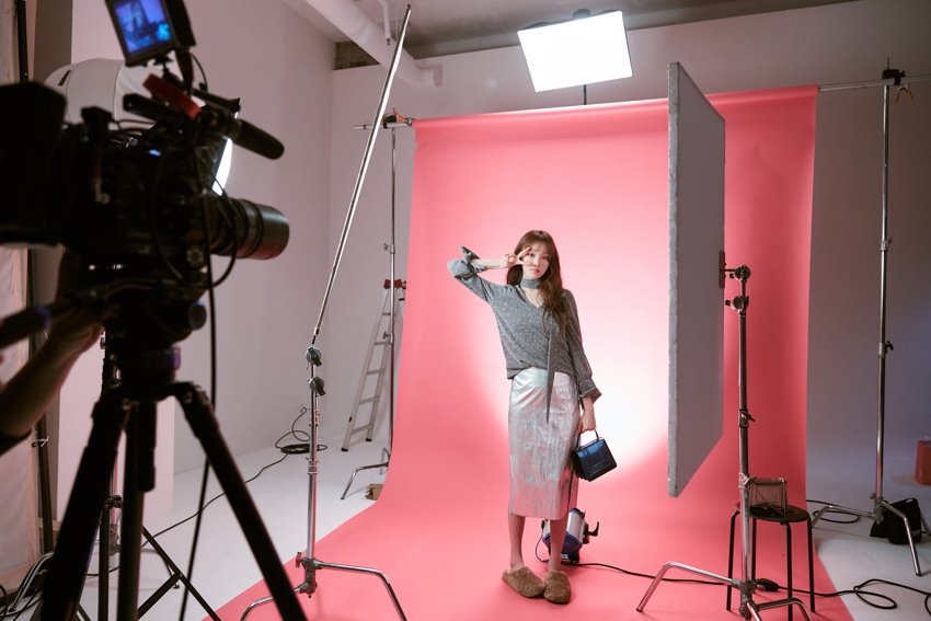 Lee Sung Kyung đẹp từ sân khấu tới hậu trường trong loạt ảnh mới