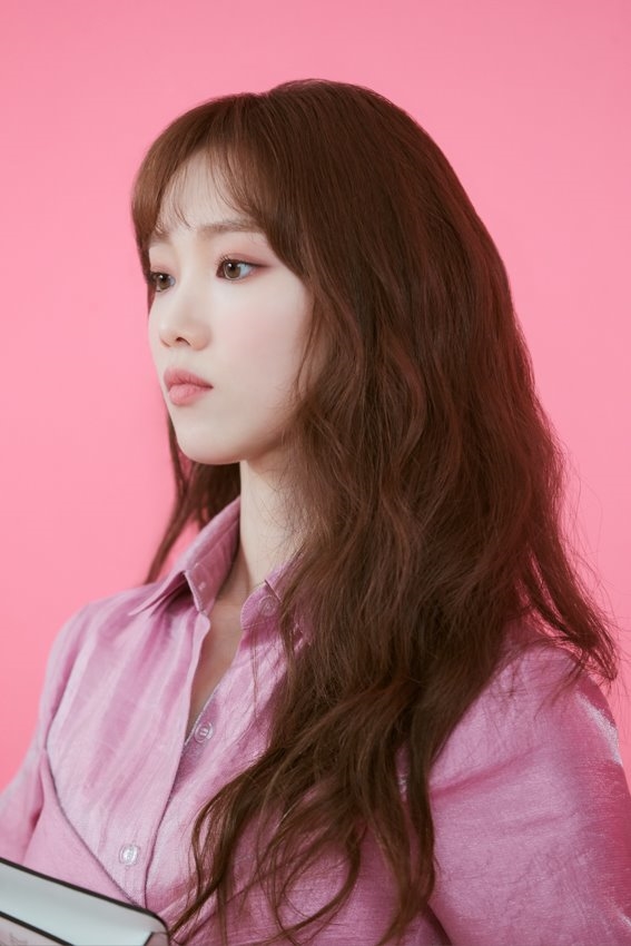 Lee Sung Kyung đẹp từ sân khấu tới hậu trường trong loạt ảnh mới