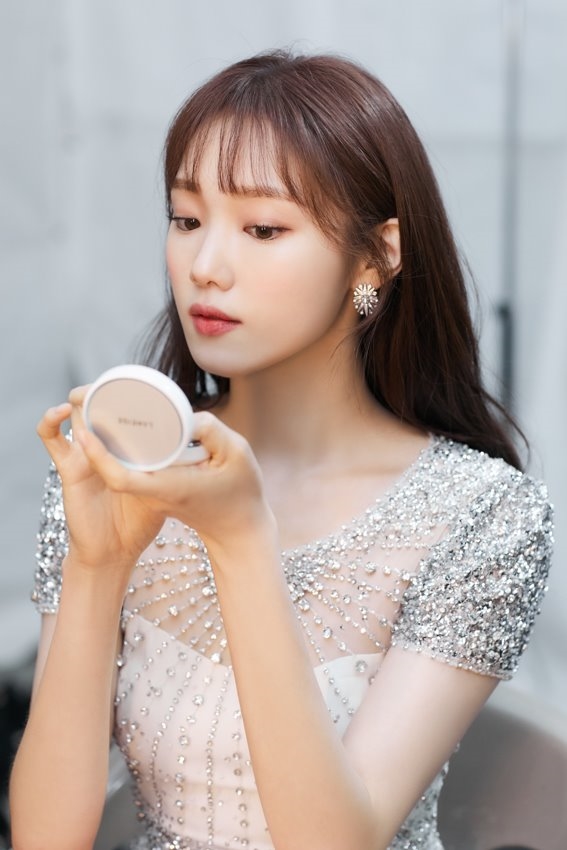 Lee Sung Kyung đẹp từ sân khấu tới hậu trường trong loạt ảnh mới