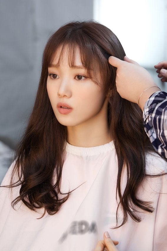 Lee Sung Kyung đẹp từ sân khấu tới hậu trường trong loạt ảnh mới