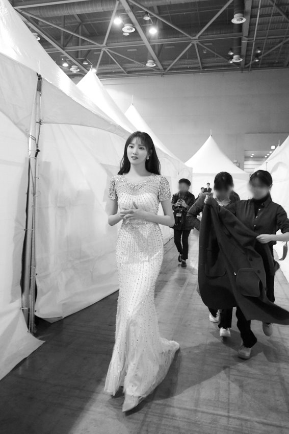 Lee Sung Kyung đẹp từ sân khấu tới hậu trường trong loạt ảnh mới