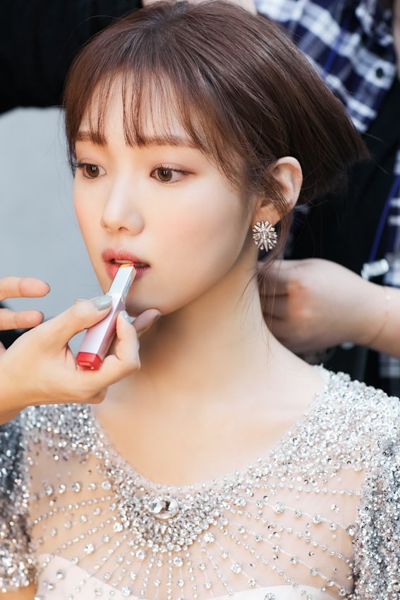 Lee Sung Kyung đẹp từ sân khấu tới hậu trường trong loạt ảnh mới