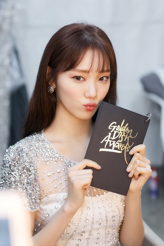 Lee Sung Kyung đẹp từ sân khấu tới hậu trường trong loạt ảnh mới