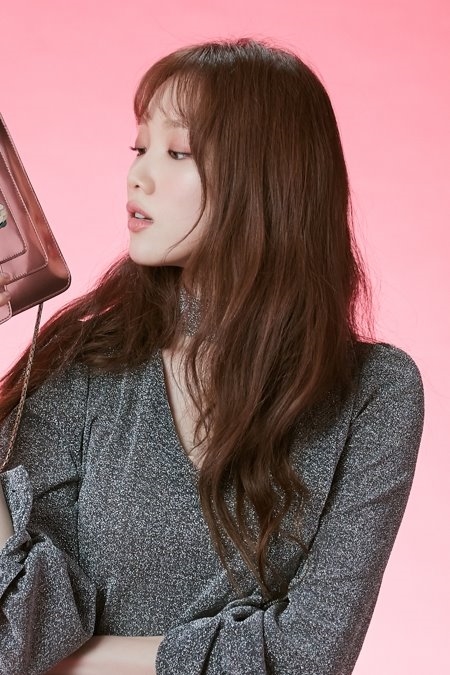 Lee Sung Kyung đẹp từ sân khấu tới hậu trường trong loạt ảnh mới