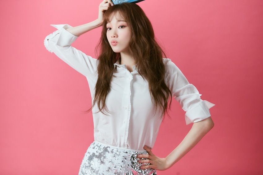 Lee Sung Kyung đẹp từ sân khấu tới hậu trường trong loạt ảnh mới