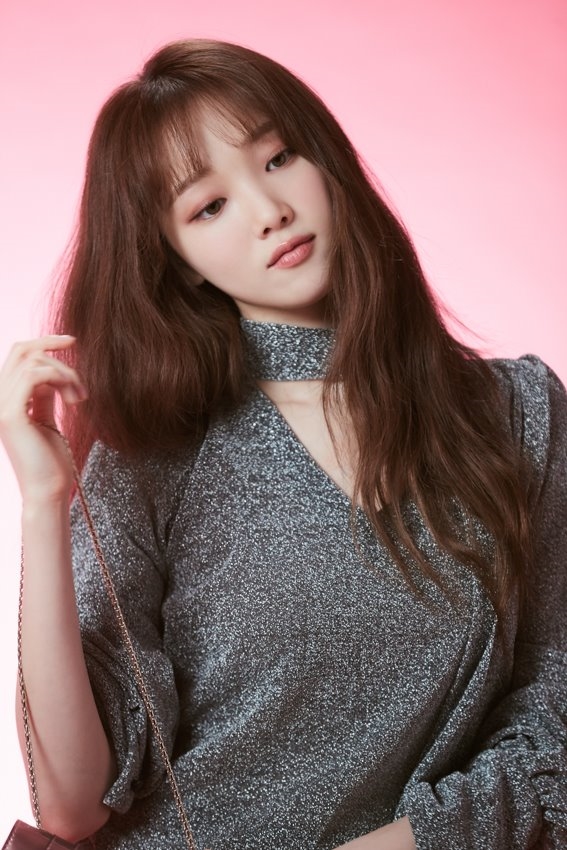 Lee Sung Kyung đẹp từ sân khấu tới hậu trường trong loạt ảnh mới