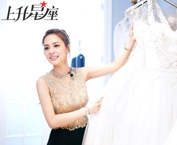 Chung Hân Đồng hạnh phúc vì được bạn trai cầu hôn trong ngày sinh nhật