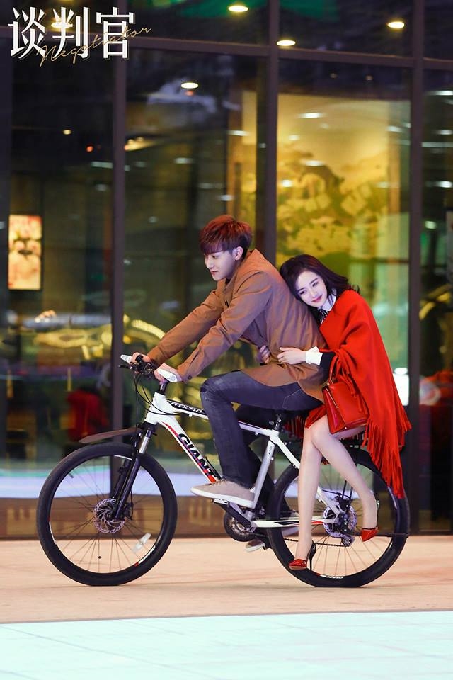 Dương Mịch và Hoàng Tử Thao bị chê kém đẹp đôi trong Người Đàm Phán