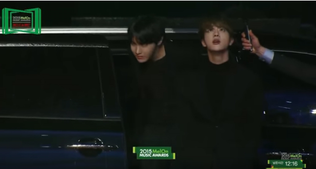Khoảnh khắc thần thánh khi các nam thần Kpop mở cửa xe