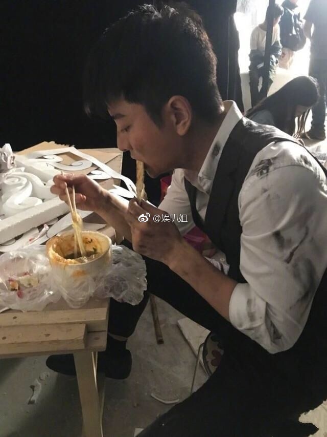Giả Nãi Lượng vẫn ở lại phim trường mặc những rắc rối trong gia đình
