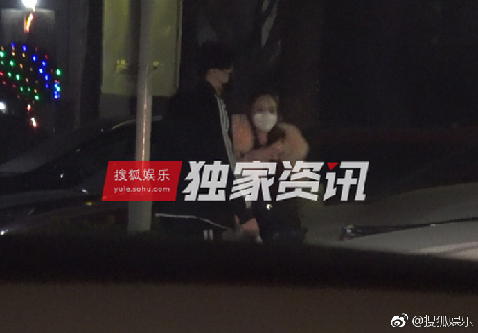 Cư dân mạng 'dậy sóng' trước tin Lý Tiểu Lộ đòi thưa kiện sau scandal