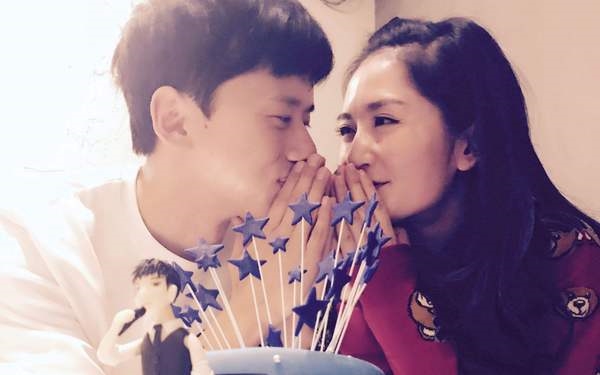 Muôn nỗi khó khăn của các bà bầu Cbiz khi mang thai muộn