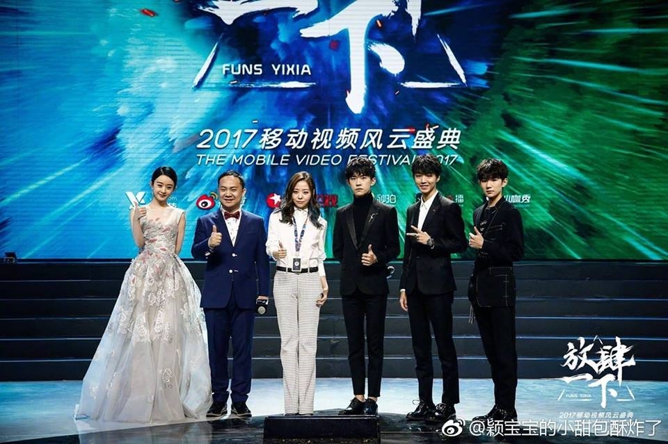 Triệu Lệ Dĩnh cực xinh tái ngộ dàn nam thần TFBoys khiến fan "no mắt"