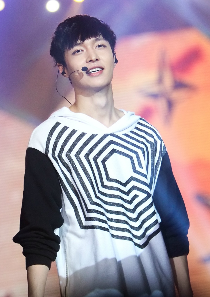 Lay (EXO) khiến fan hết hồn khi theo đuổi phong cách "bà thím"