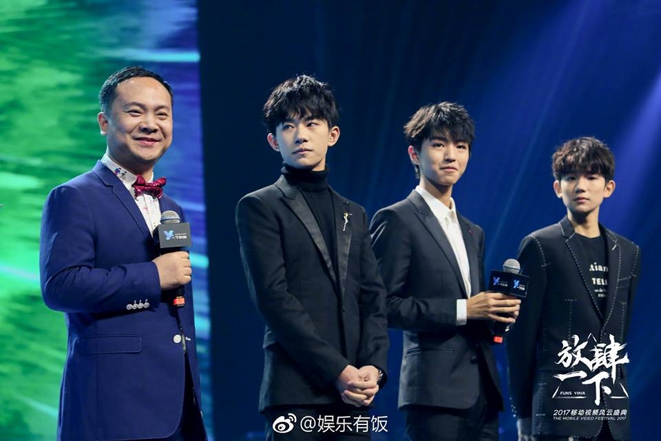 Triệu Lệ Dĩnh cực xinh tái ngộ dàn nam thần TFBoys khiến fan "no mắt"