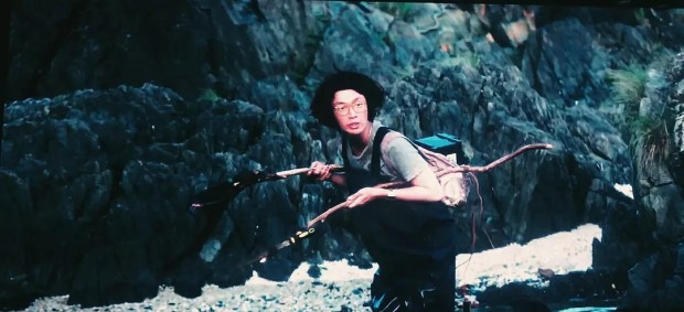 Lay (EXO) khiến fan hết hồn khi theo đuổi phong cách "bà thím"