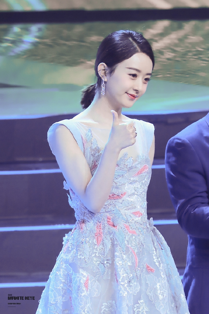Triệu Lệ Dĩnh cực xinh tái ngộ dàn nam thần TFBoys khiến fan "no mắt"