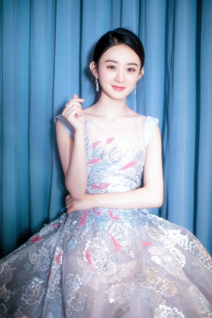Triệu Lệ Dĩnh cực xinh tái ngộ dàn nam thần TFBoys khiến fan "no mắt"