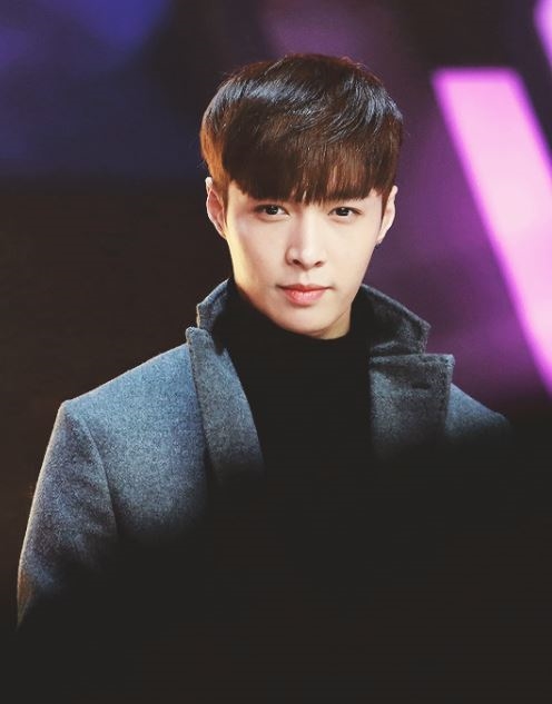 Lay (EXO) khiến fan hết hồn khi theo đuổi phong cách "bà thím"