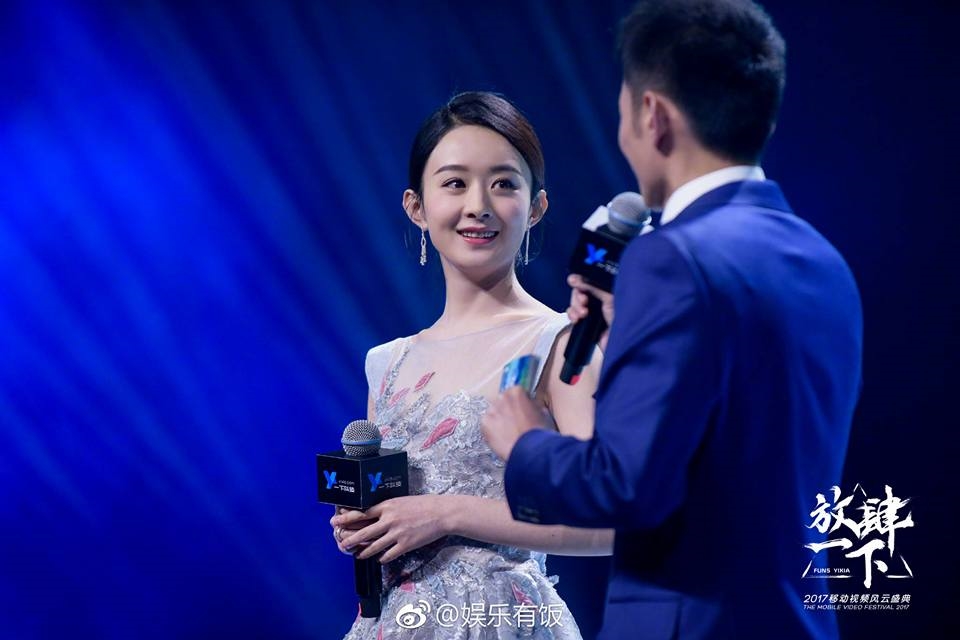 Triệu Lệ Dĩnh cực xinh tái ngộ dàn nam thần TFBoys khiến fan "no mắt"
