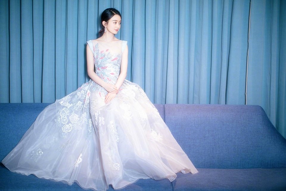 Triệu Lệ Dĩnh cực xinh tái ngộ dàn nam thần TFBoys khiến fan "no mắt"