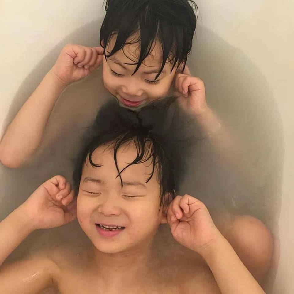 Bộ ba hoàng tử bé Daehan - Minguk - Manse "chen chúc" tắm bồn cực yêu