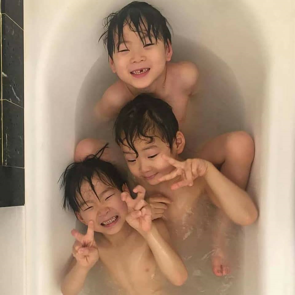 Bộ ba hoàng tử bé Daehan - Minguk - Manse "chen chúc" tắm bồn cực yêu