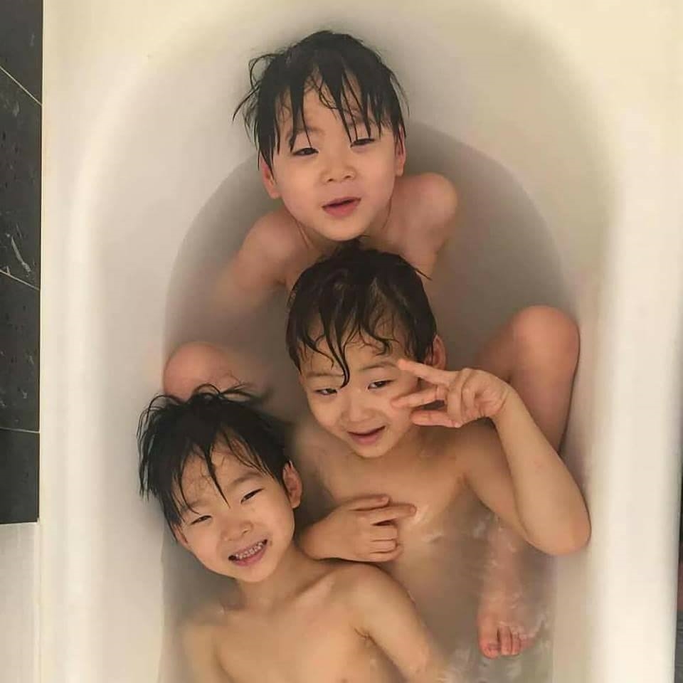 Bộ ba hoàng tử bé Daehan - Minguk - Manse "chen chúc" tắm bồn cực yêu