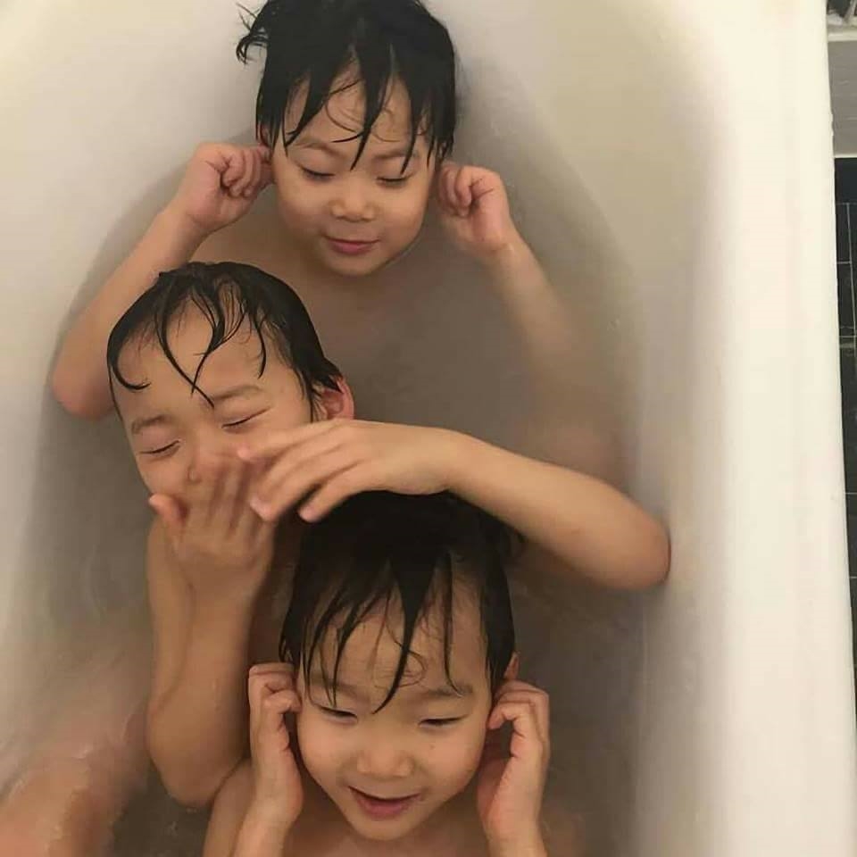 Bộ ba hoàng tử bé Daehan - Minguk - Manse "chen chúc" tắm bồn cực yêu