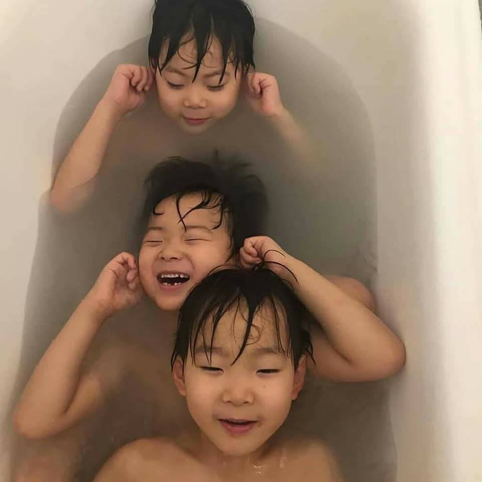 Bộ ba hoàng tử bé Daehan - Minguk - Manse "chen chúc" tắm bồn cực yêu
