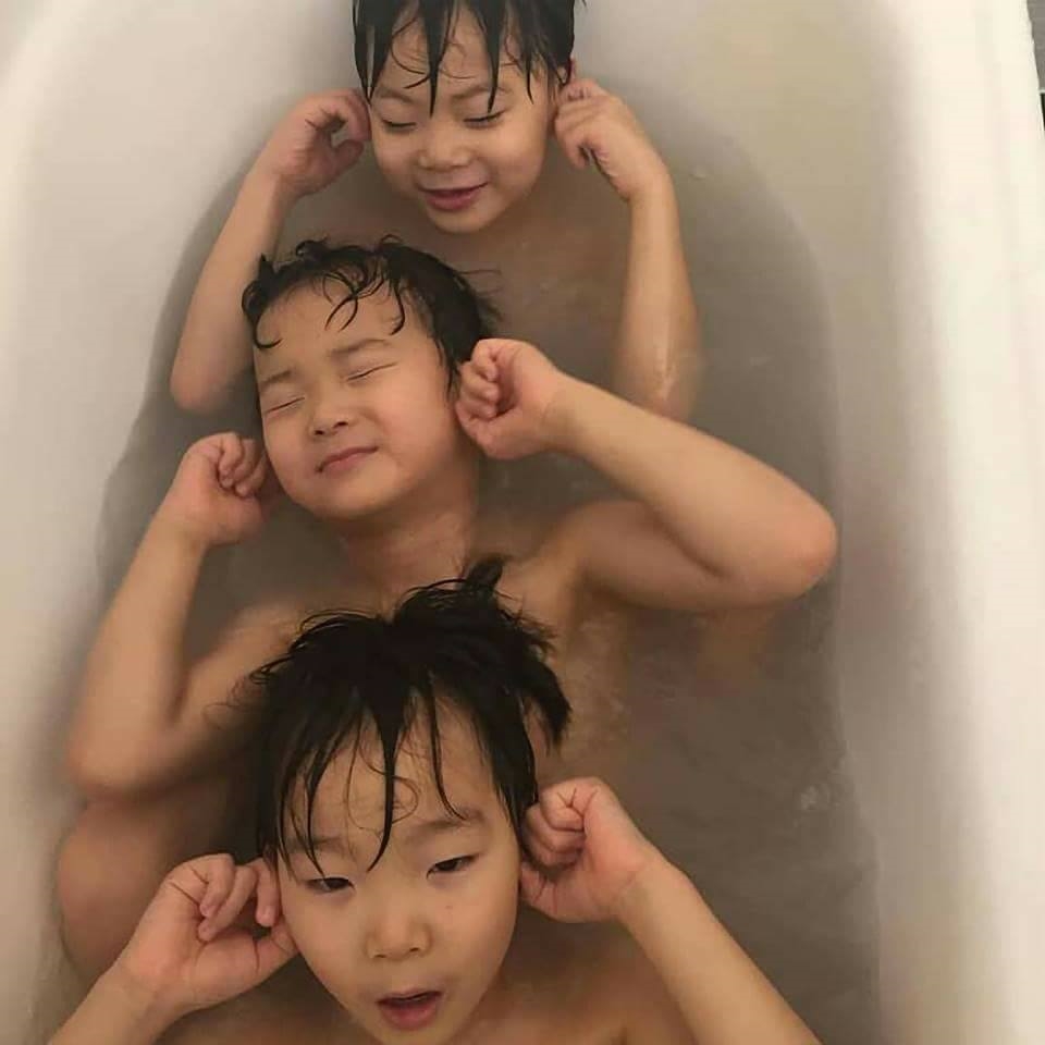 Bộ ba hoàng tử bé Daehan - Minguk - Manse "chen chúc" tắm bồn cực yêu
