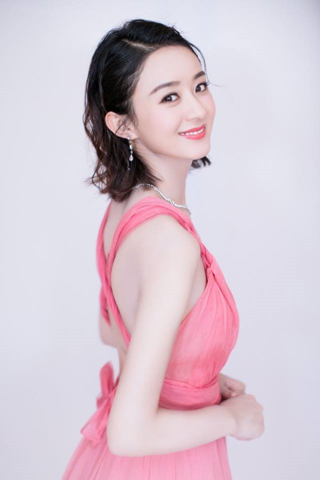 Triệu Lệ Dĩnh lại bị C-net chê lên chê xuống vì khoe lưng trần