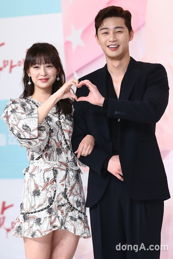 Kim Ji Won lần đầu tiết lộ rung động khi đóng cặp với Park Seo Joon